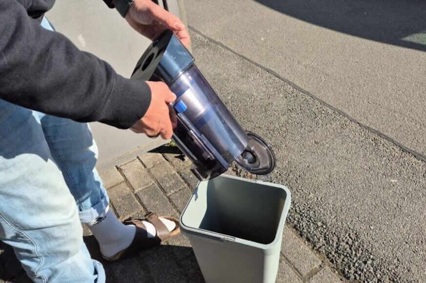 Beutellose Station des ECOVACS X12 OMNICYCLONE mit transparentem Zyklon-Staubbehälter